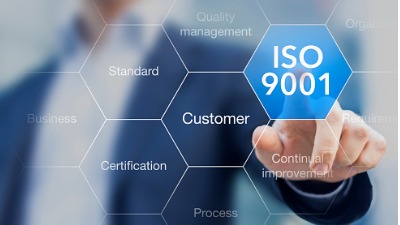Virtuelle Grafik mit Begriffen aus der Qualitätsmanagement Weiterbildung, beispielsweise ISO 9001, Customer, Process