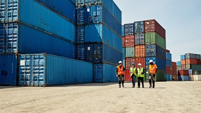 Logistikmeister bespricht mit Kollegen die Organisation des Logistikhofes