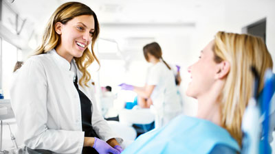 Zahnmedizinische Fachangestellte in der Praxis mit einer Patientin