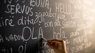 Tafel mit "Hallo" auf verschiedenen Sprachen